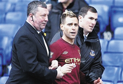 球星连续制造杀伤，把对手打崩（球星火力全开连番冲击，令对手崩盘）